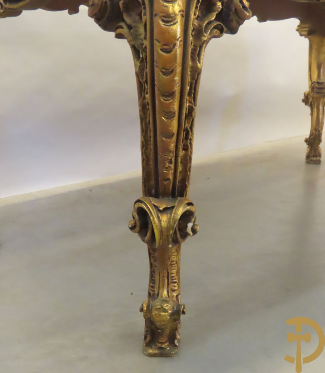 Uitzonderlijke vergulde Louis XV eetkamer bestaande uit vijfdeursdressoir met voluutvormige accanthusranken en rocailles, beschilderd met bloemenmotieven en centraal tafererel met hoornen des overvloeds + bijhorende spiegel vergulde tafel op voluutvormige poten met zes bijhorende stoelen + vitrine met accanthusranken en centrale deur, op voluutvormige poten