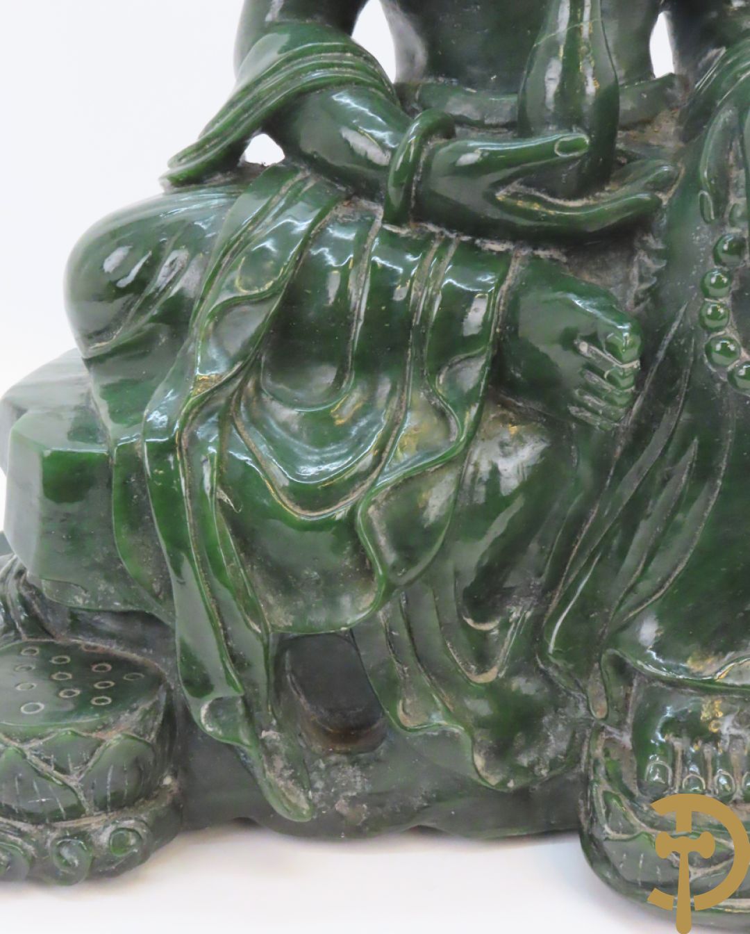 Handgesculpteerde geisha met flesje in de hand in groene jade
