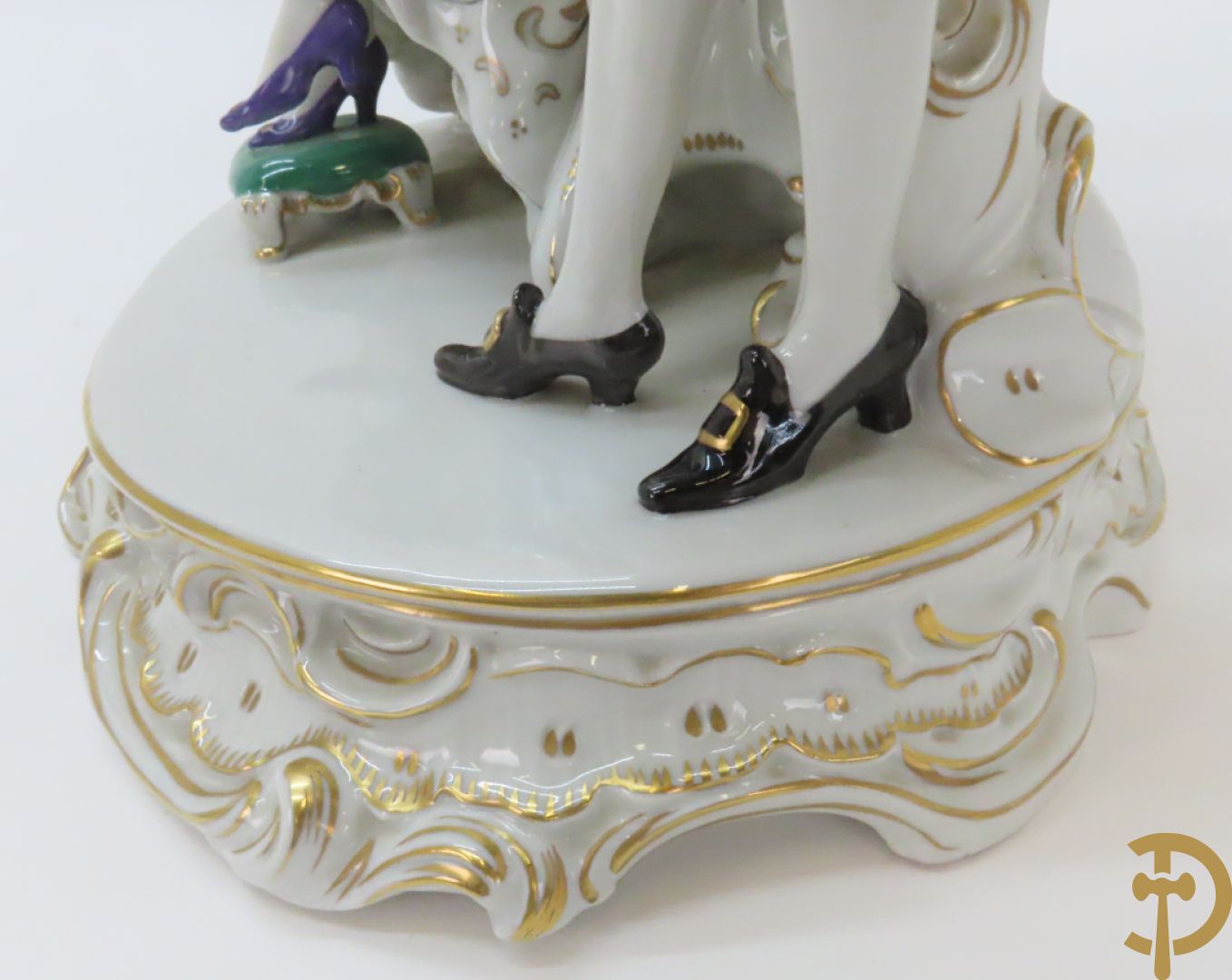 Porseleinen groep met zittende dame bij mandoline en heer met boeket bloemen, achteraan gemerkt Sax