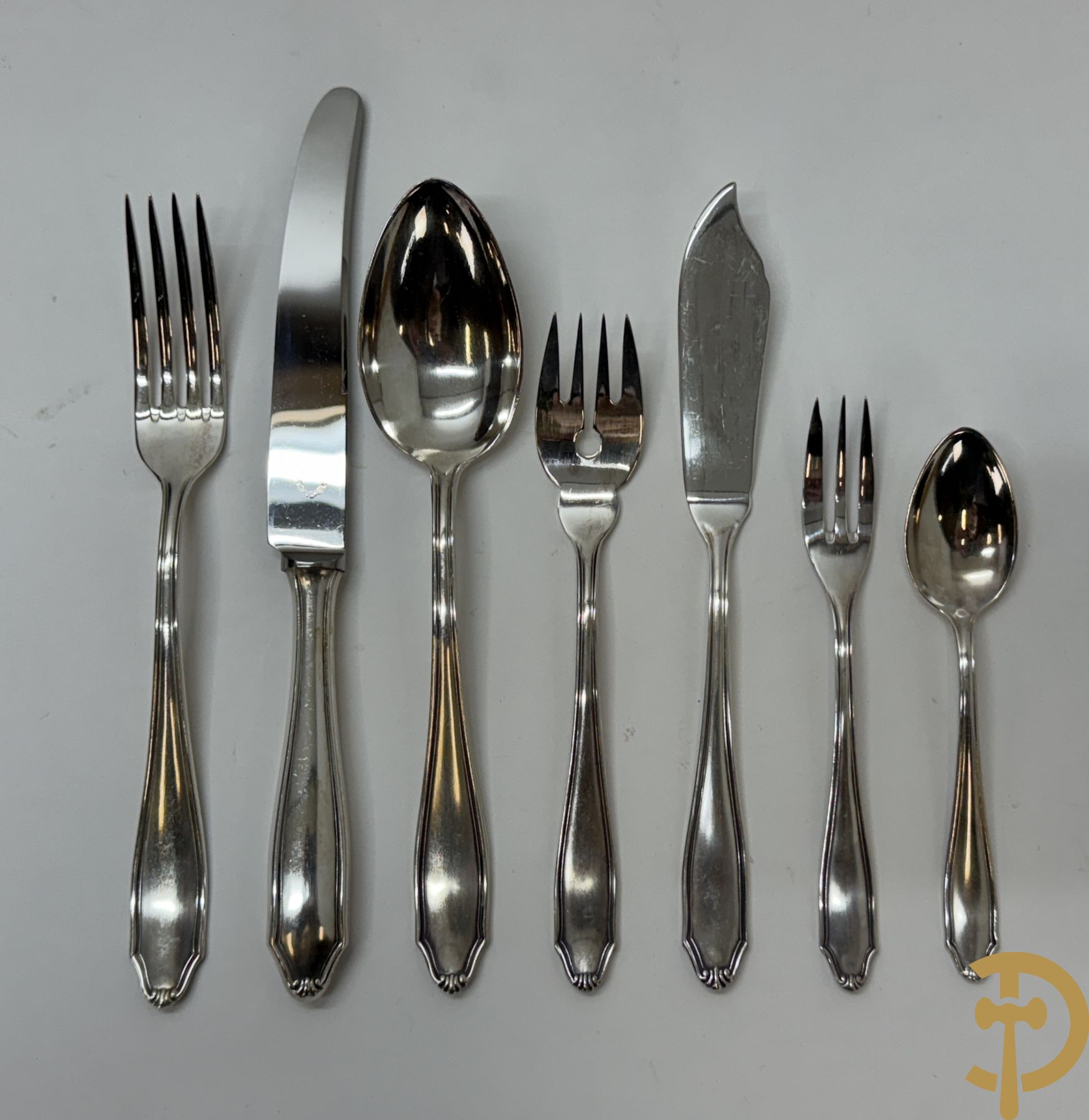 Verzilverd bestek (7 reeksen van 12 + grote stukken) in koffer, gemerkt Cornet