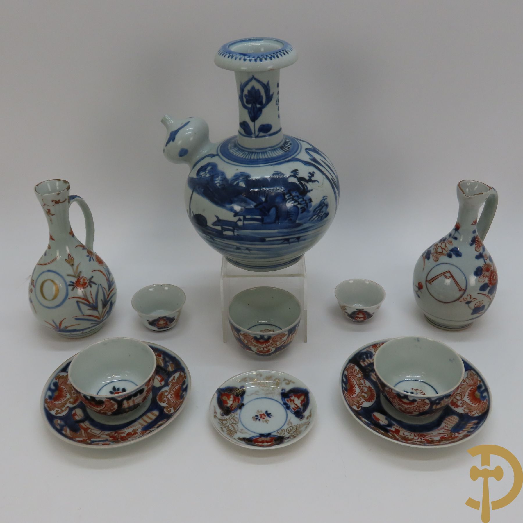 Japanse Imari olie- en azijnfles + 5 Imari kopjes en 3 schoteltjes + Kendi