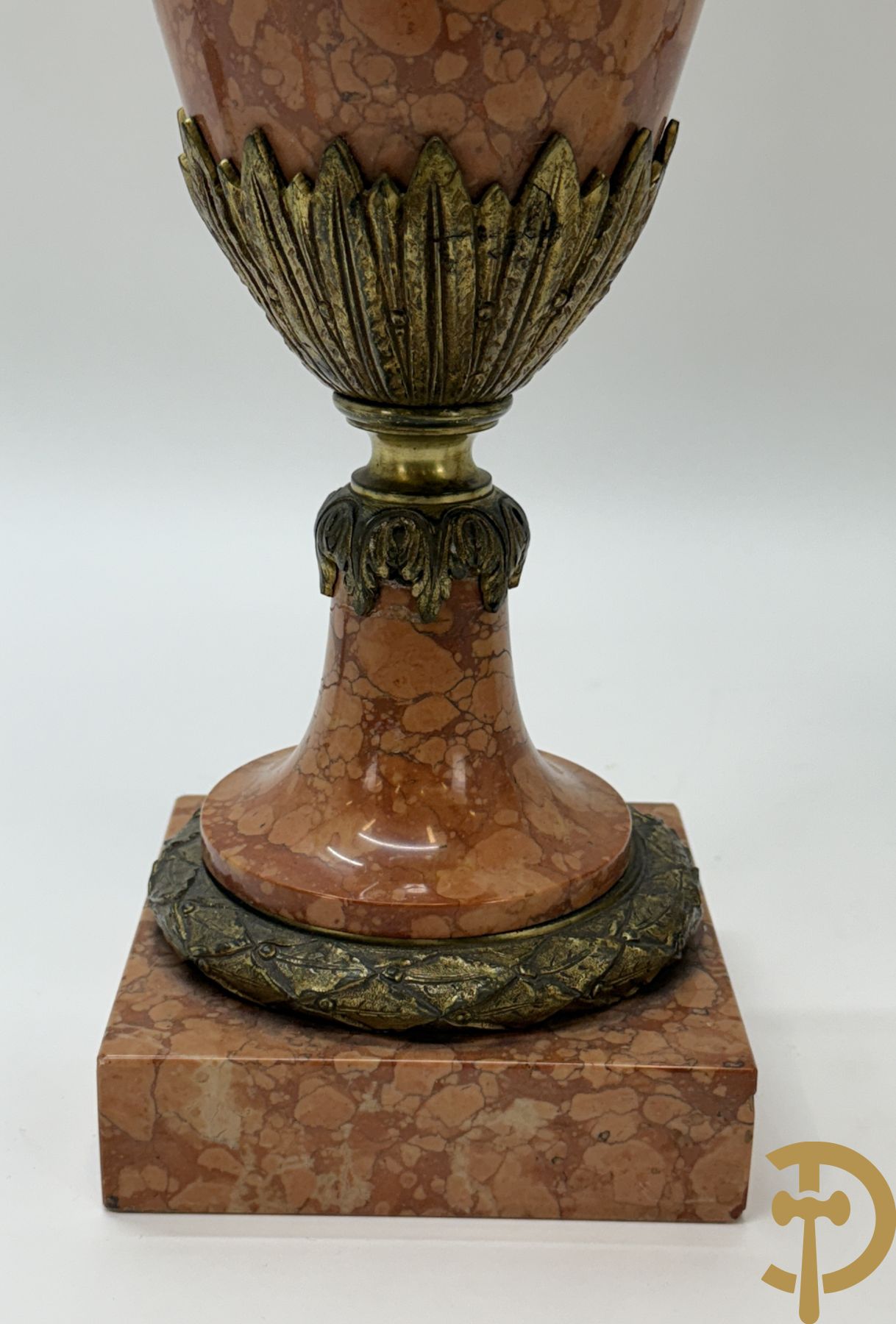 Paar oranje/rode marmeren cassolettes, zijdelings bezet met dameshoofden dragende een guirlande van bloemen - bovenaan met bloementroffee