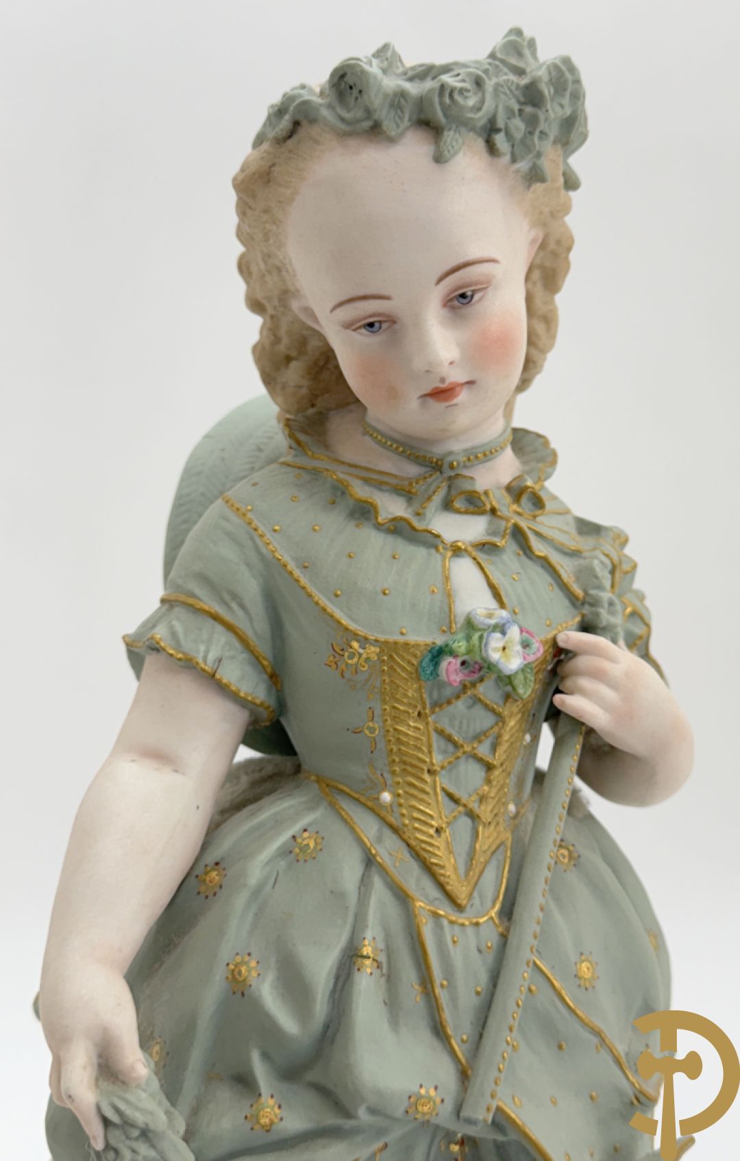 Paar grote Franse gekleurde biscuits van meisje en 
 jongen met schaap en geit