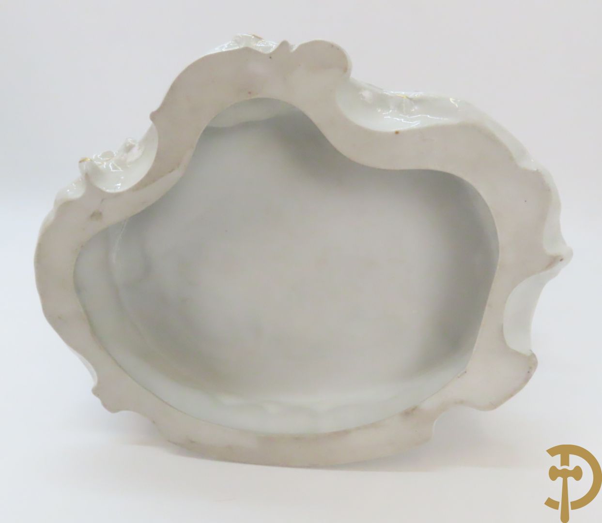 Porseleinen groep met zittende dame bij mandoline en heer met boeket bloemen, achteraan gemerkt Sax