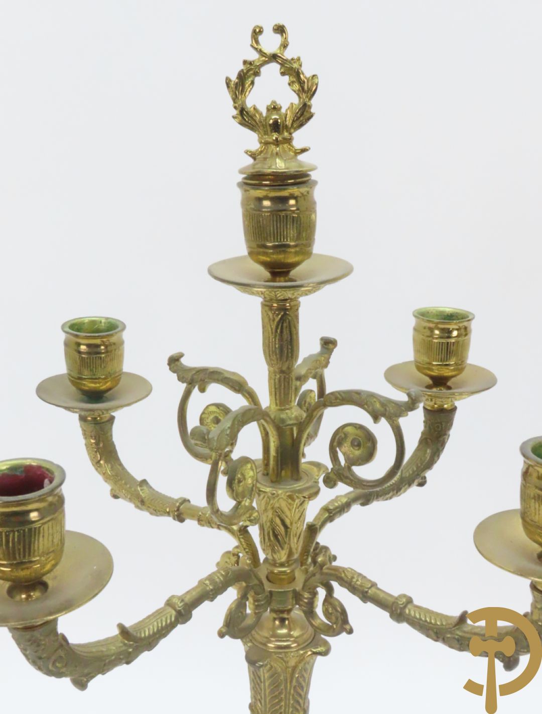 Driedelige bronzen garnituur bestaande uit middenstuk met 4 gecanneleerde zuilen en adelaar bezet + paar kandelaars