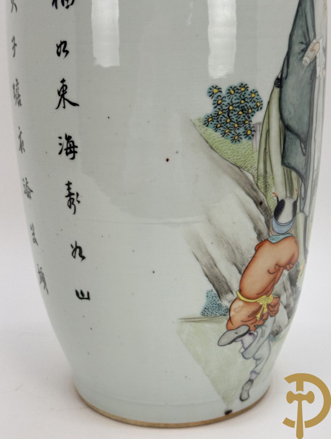 Chinese porseleinen vaas met decor van wijsgeer omgeven door kinderen