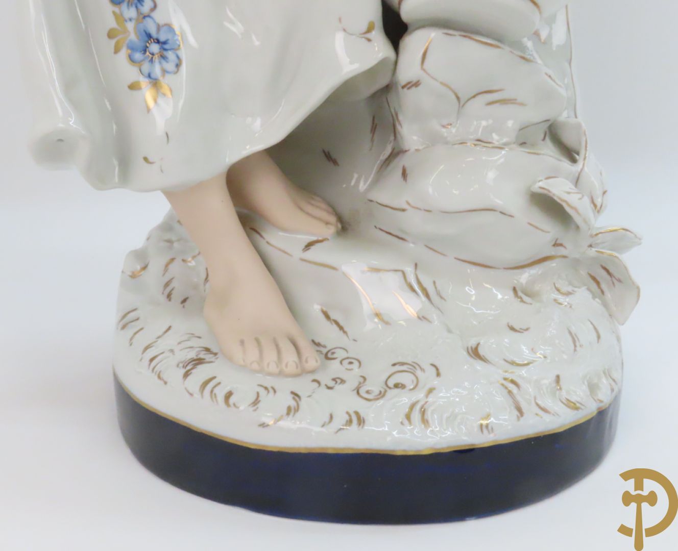 Paar Royal Dux personages van dame en heer bij de waterkraan, onderaan gemerkt en genummerd 10965 en 10563