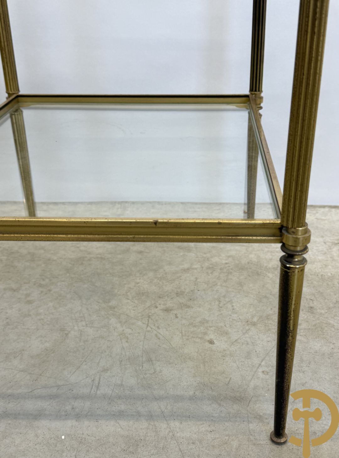 Paar koperen bout de canapé bijzettafels + koperen étagèretafel met gefumeerd glas