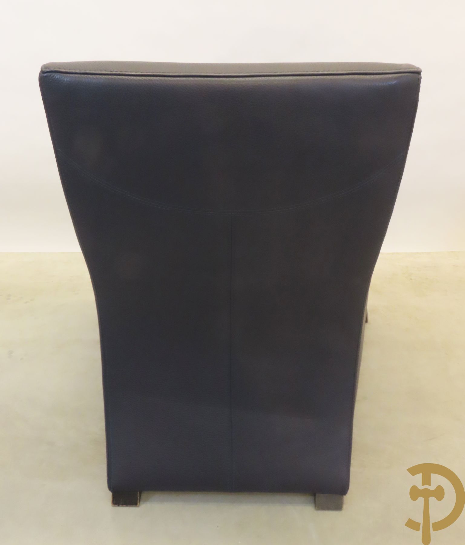 Blauw lederen salonensemble Durlet bestaande uit driezit, 2 fauteuils, 2 voetbankjes en bijzettafeltje met leder overtrokken