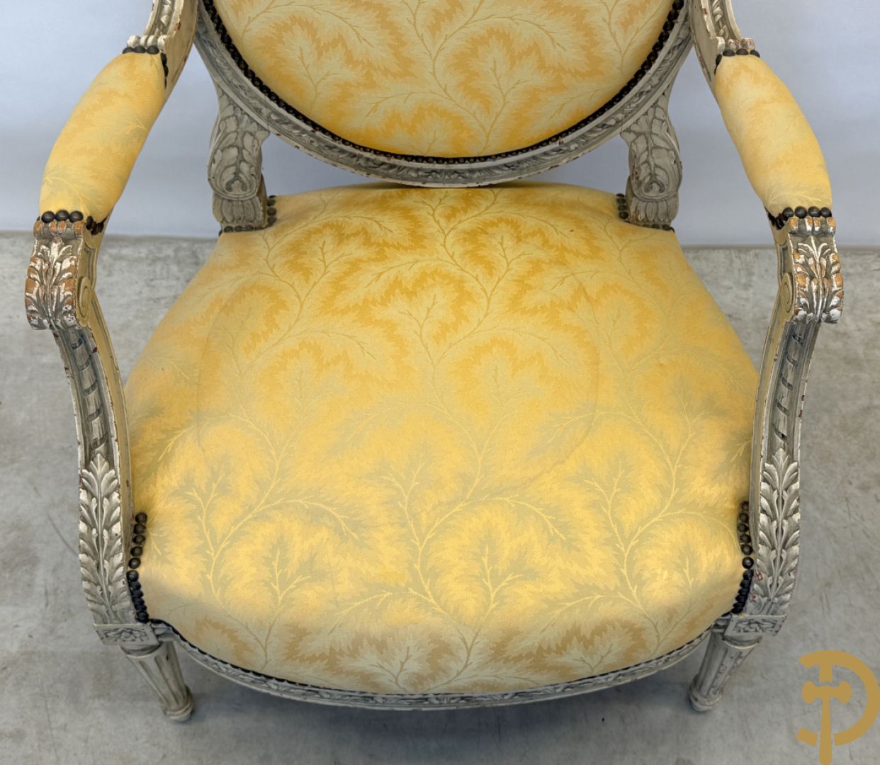 Salonensemble met rocailles, bloemenmotieven en gecanneleerde poten bestaande uit canapé, 2 armzetels en 2 stoelen