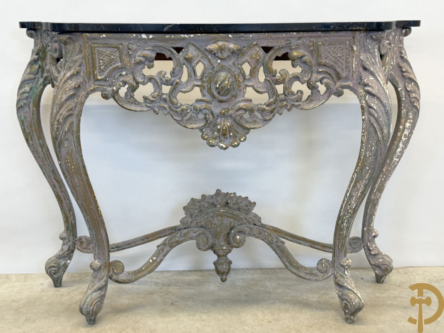 Gepatineerde Louis XV console met zwart marmeren blad