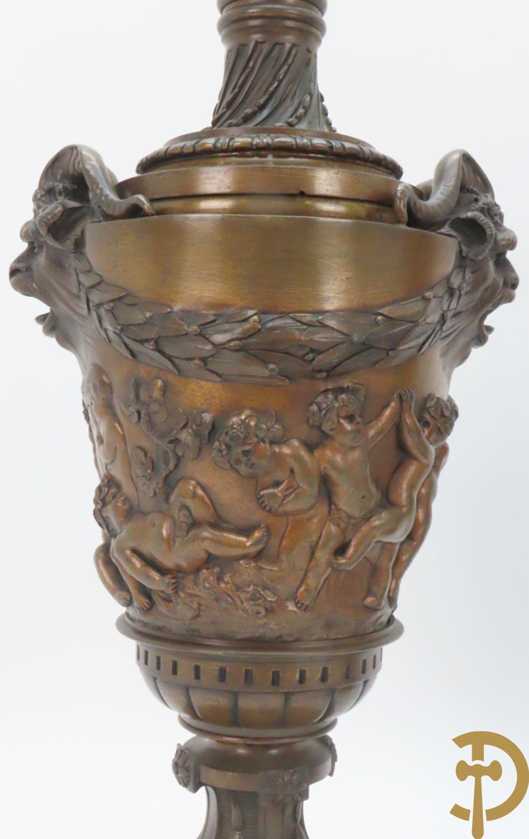 Paar bronzen cassolettes omgeven door dansende cupido