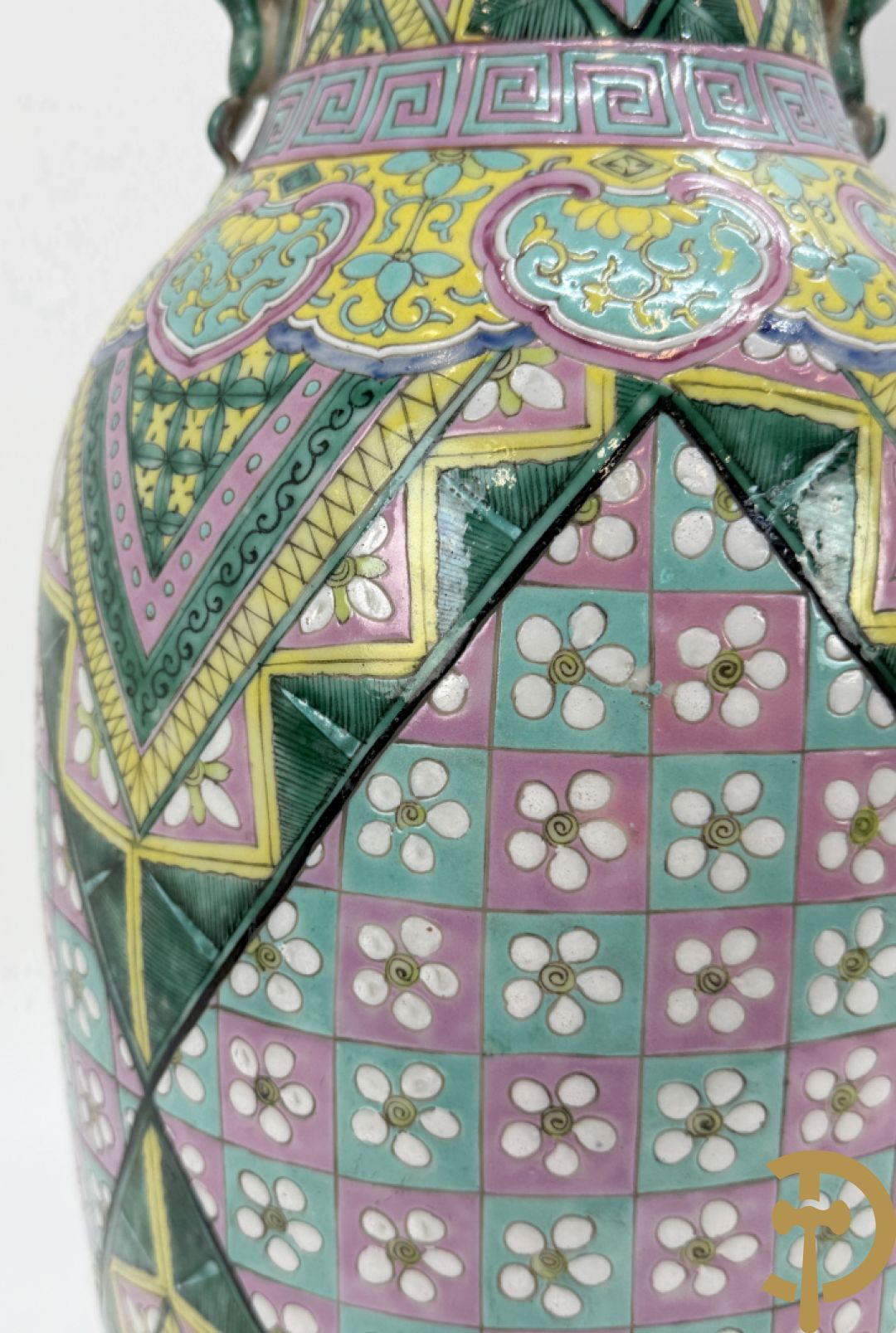 Chinese porseleinen vaas met ruitvormen en geometrische patronen, bovenaan met fo honden bezet