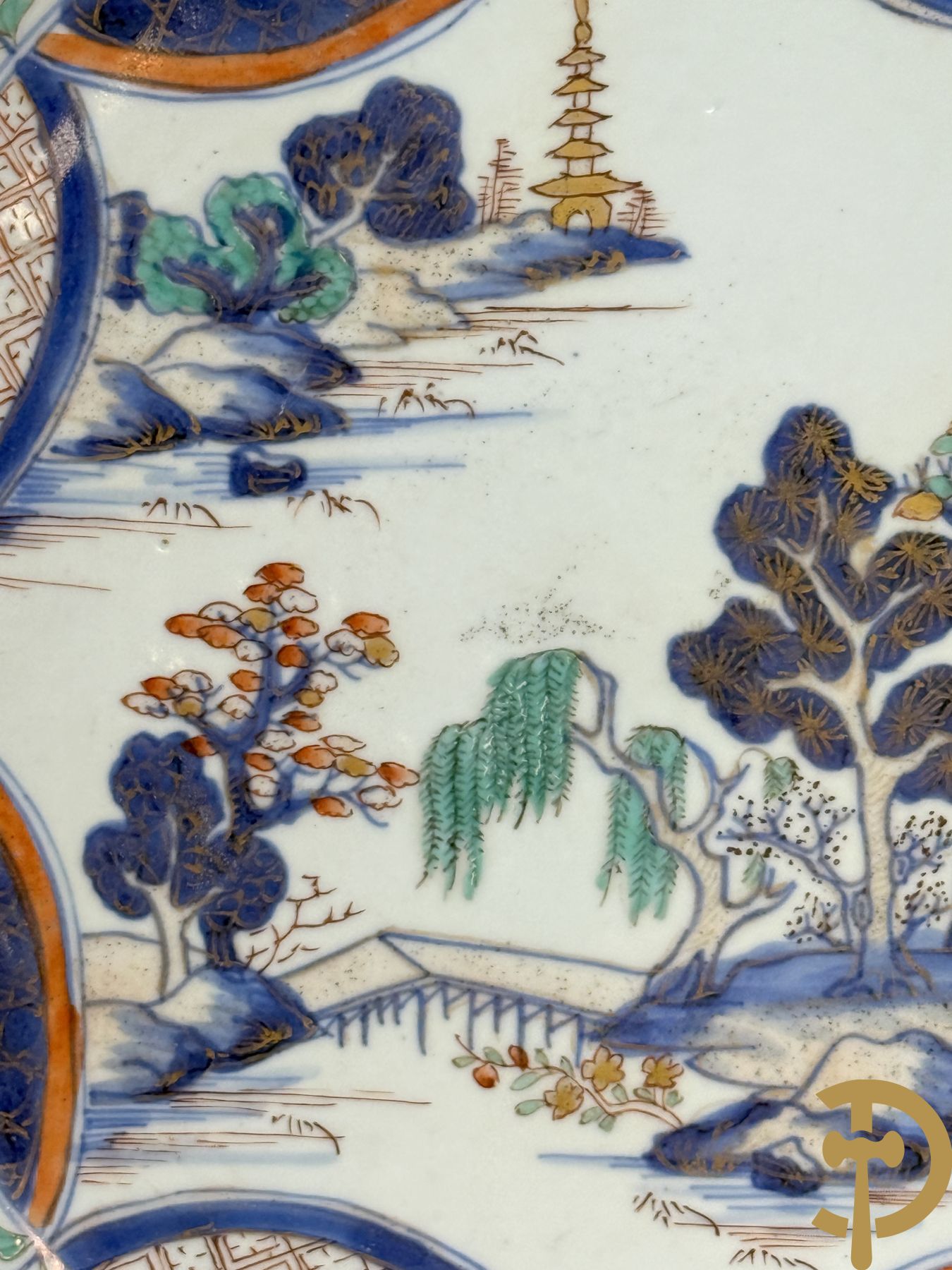 Chinees porseleinen Imari bord met landschapsdecor en bloemen