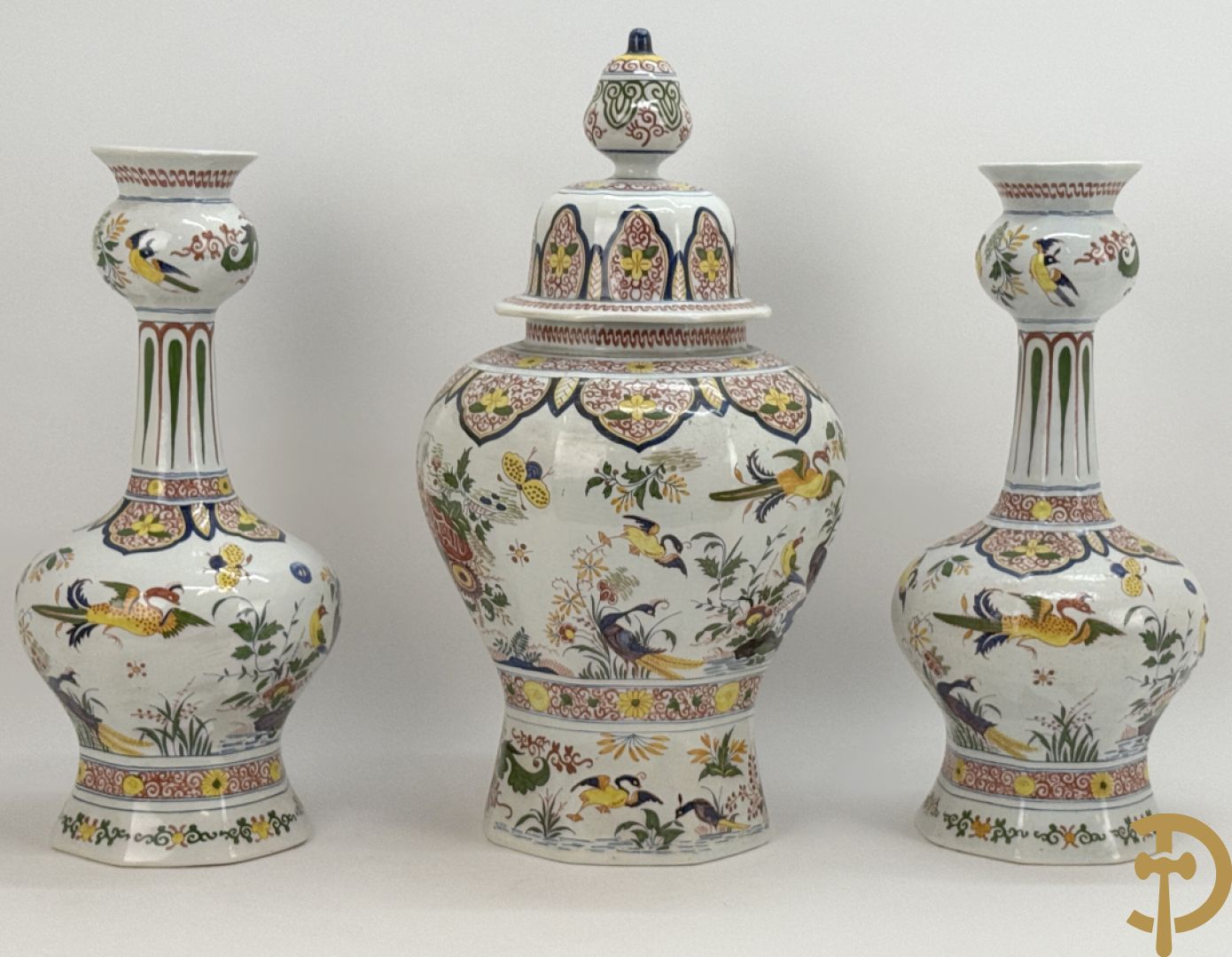 Driestel in polychrome faience met decor van vogels en bloemen bestaande uit dekselpotiche geflankeerd door 2 knobbelvazen, Boch 104/5