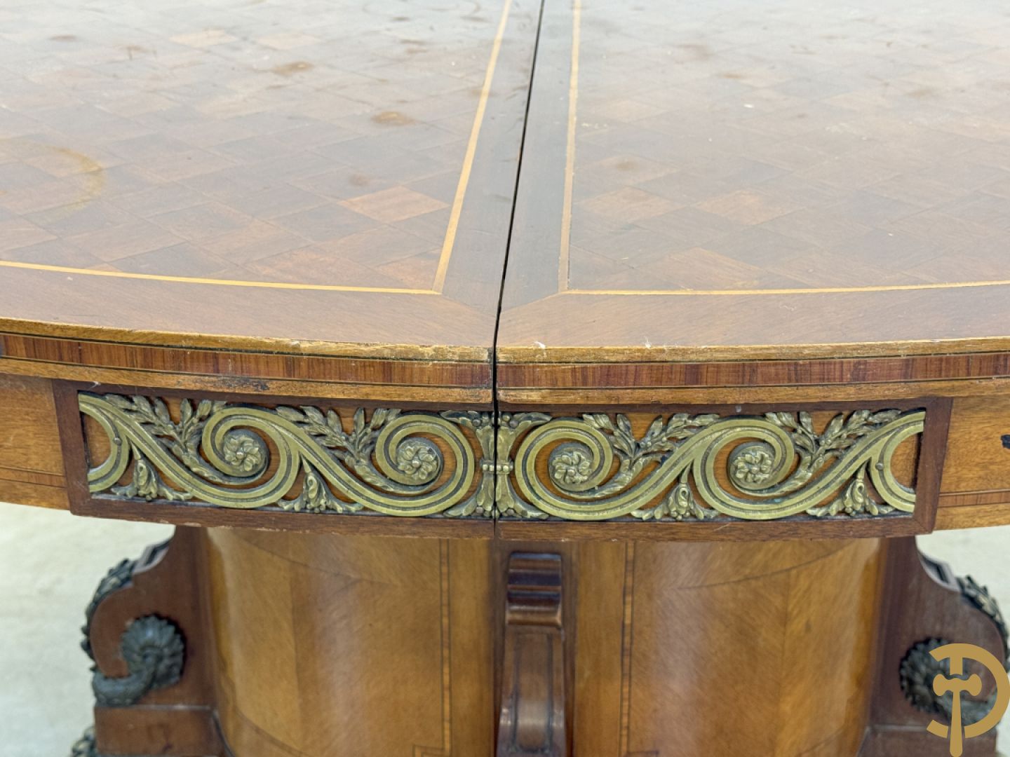Ovale geparketteerde notelaren tafel bezet met bronzen ornamenten, Art deco Decoene