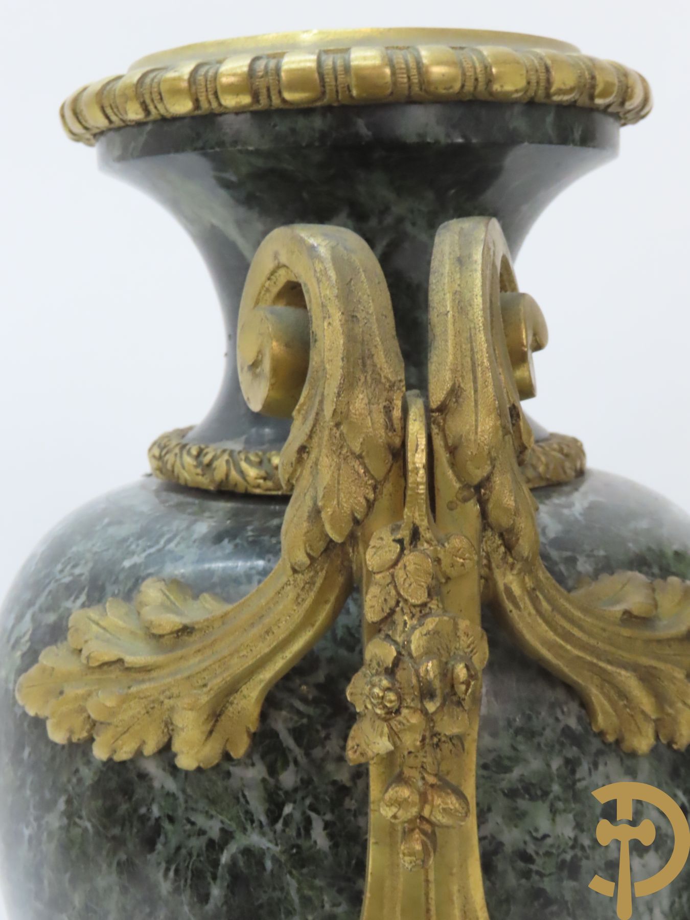 Paar marmeren cassolettes met los deksel, zijdelings bezet met accanthusranken en bloemen