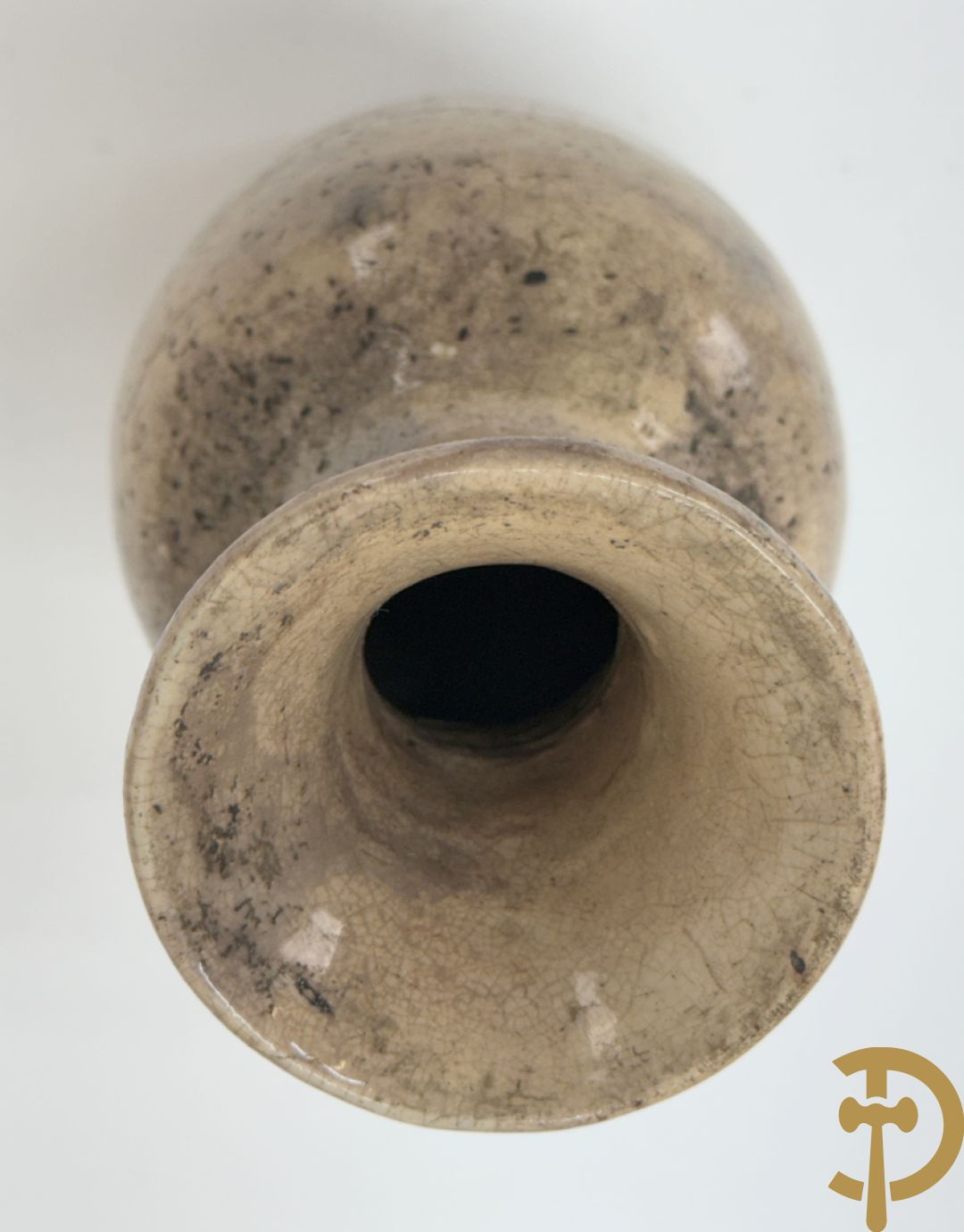 Porseleinen Chinese bolvormige vaas met geanimeerde taferelen + Chinees aardewerken vaasje