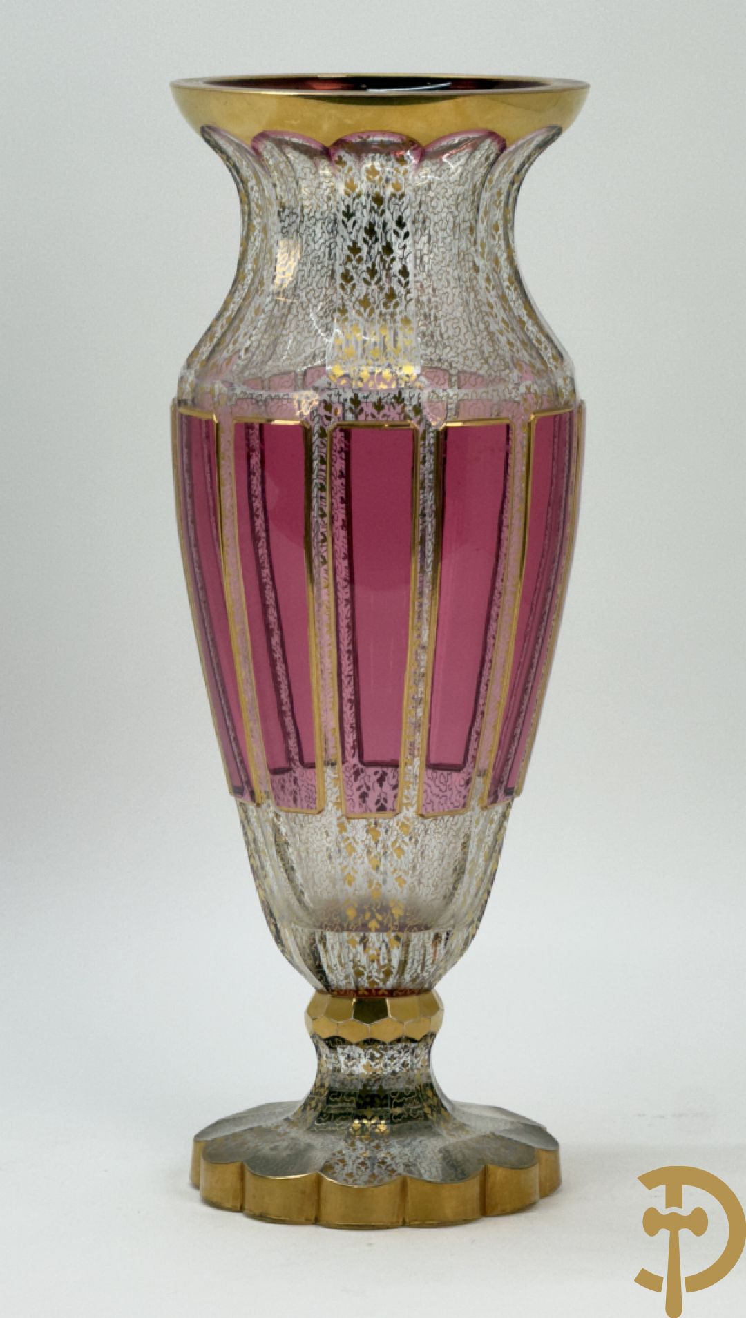 Gelobde kristallen vaas met gouddecor