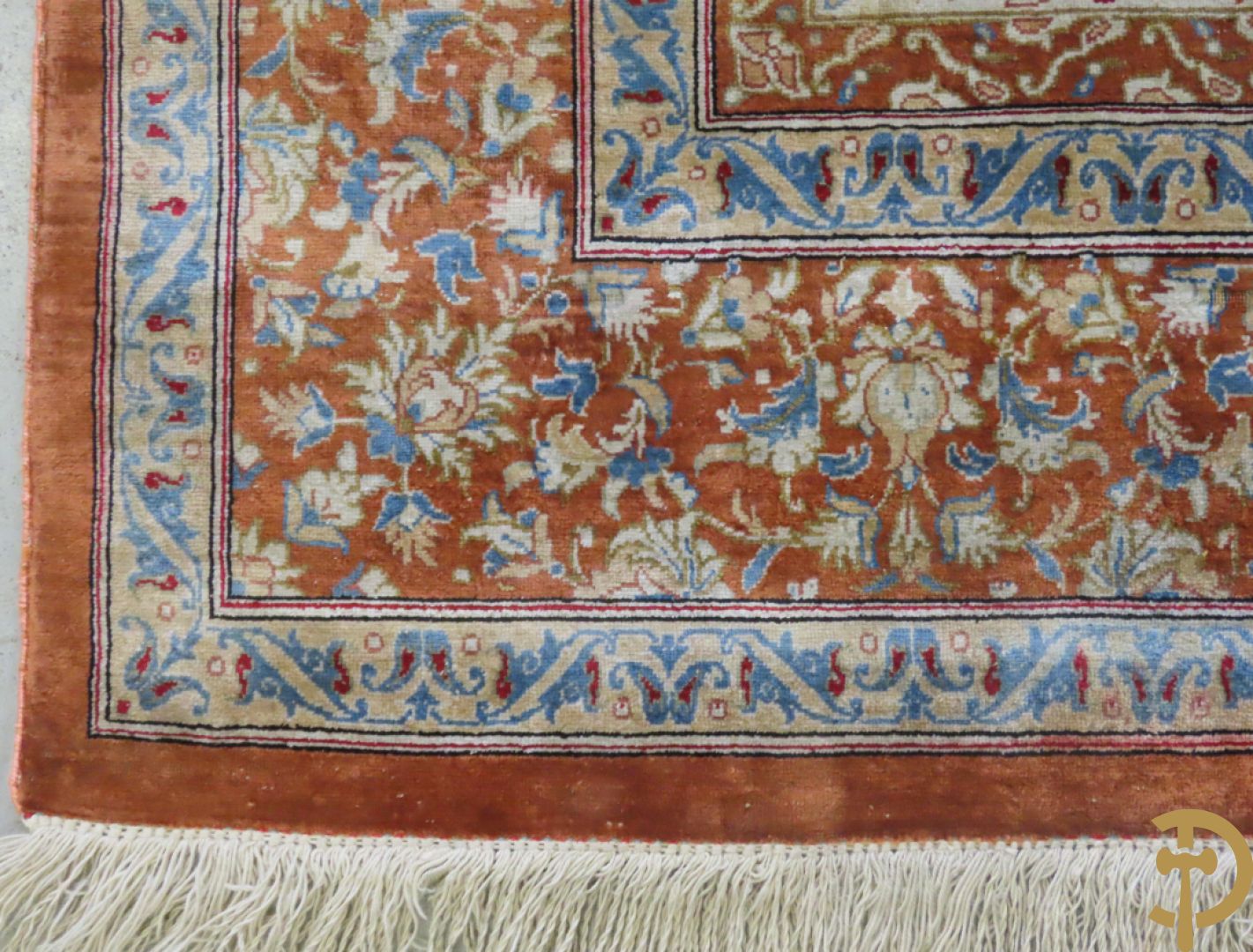 Oosters handgeknoopt gesigneerd tapijt Ghoum zijde op zijde met amforen en bloemenmotieven