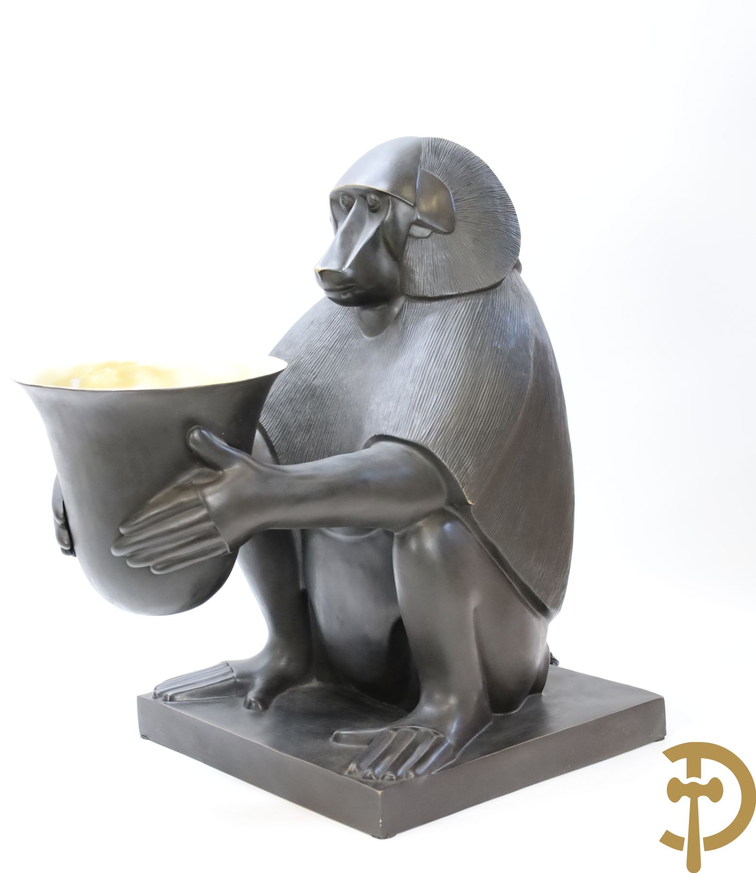 Gestyleerde zittende aap in brons houdende een kelk met lamp