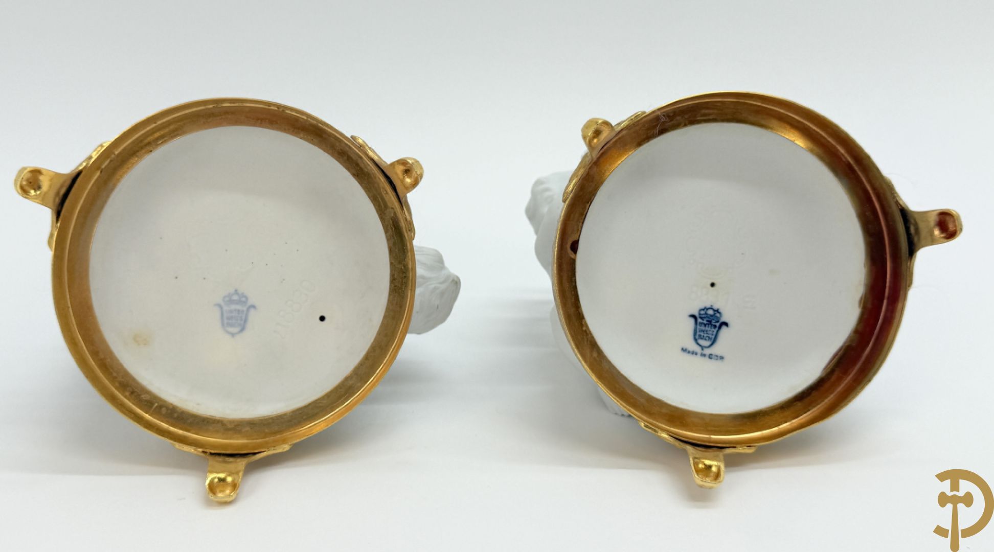 Zeven witte biscuits met voorstelligen van spelende kinderen en engelen op vergulde koperen sokkel, gemerkt Unterweisbach