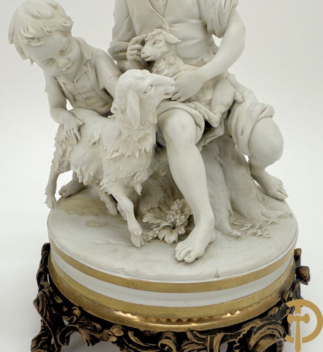 Paar gekleurde porseleinen sierbeeldjes op bronzen voet, Capo di Monte + 2 sierbeeldjes op bronzen voet