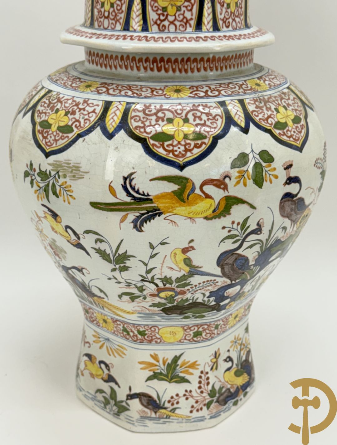 Driestel in polychrome faience met decor van vogels en bloemen bestaande uit dekselpotiche geflankeerd door 2 knobbelvazen, Boch 104/5