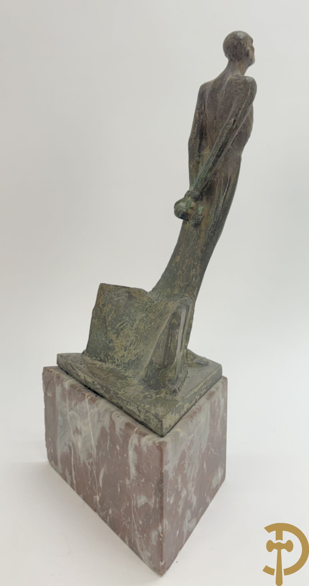 VAN CuL...(?) onleesbaar getekend achteraan Bronzen boegbeeld W.O. II Duits met tekens op marmeren sokkel