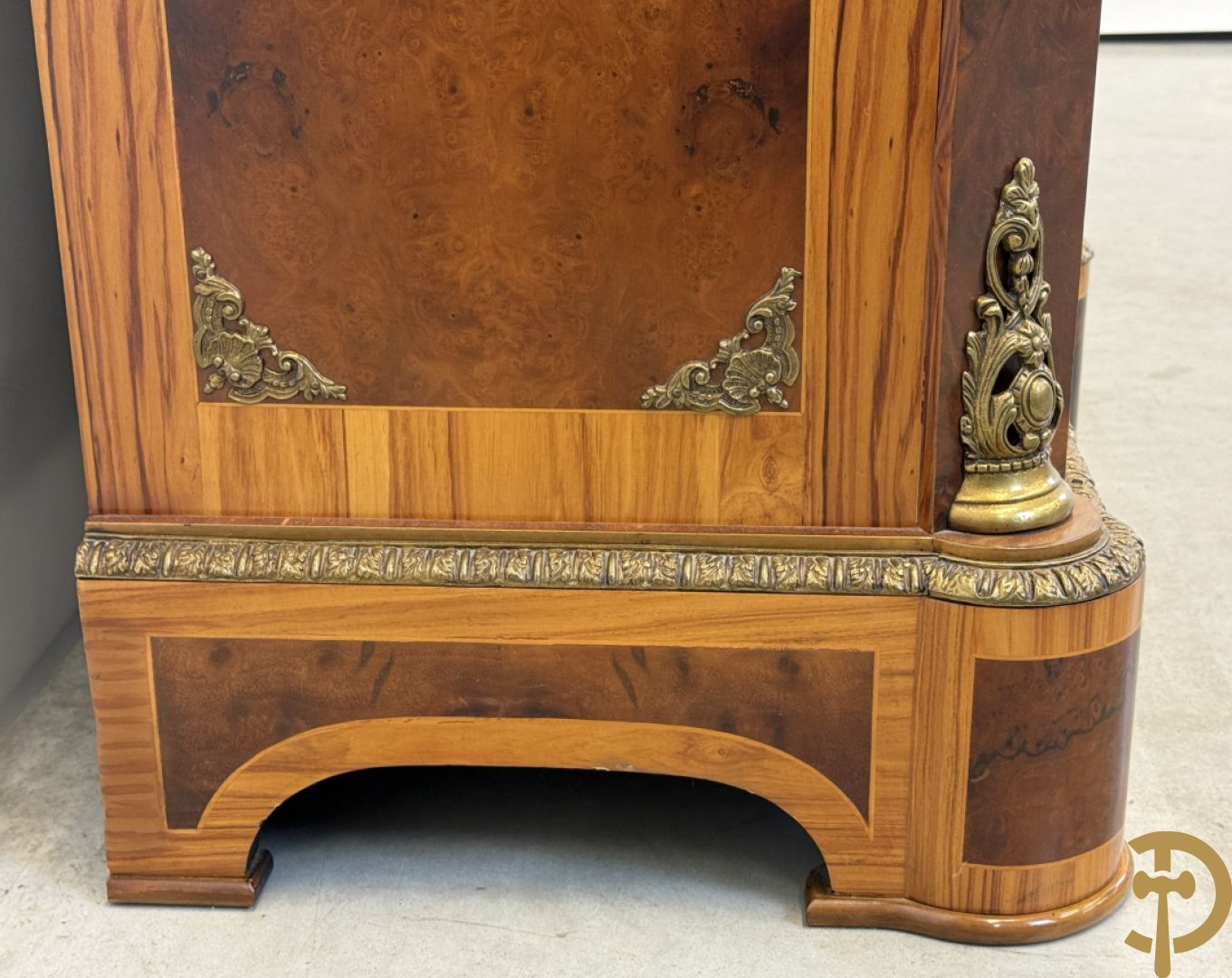 Notelaren driedeursdressoir met bloemenmarquetterie, bronsbeslag en marmeren blad