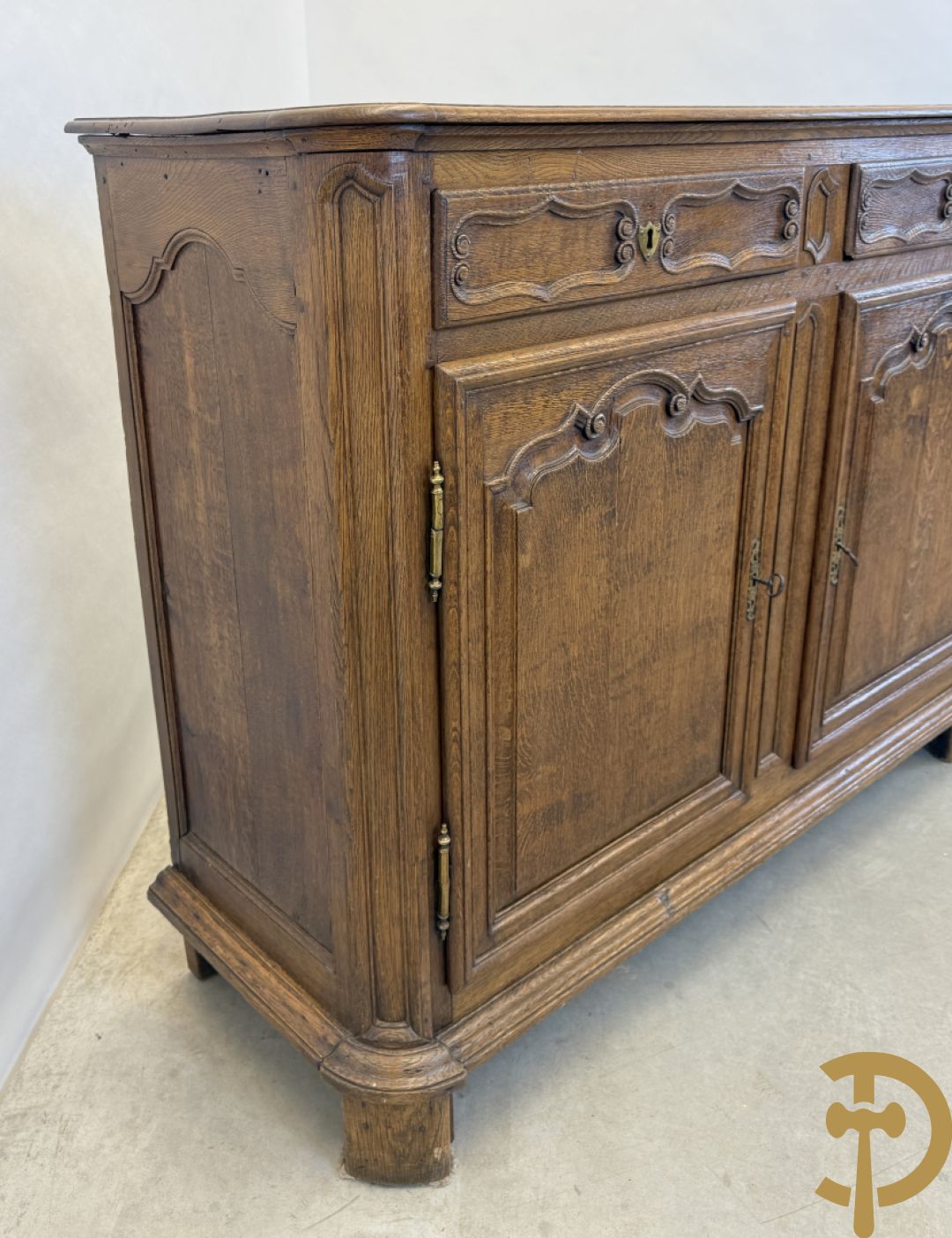 Eiken dressoir met 4 deuren, 4 lades en afgestoken Louis XV panelen