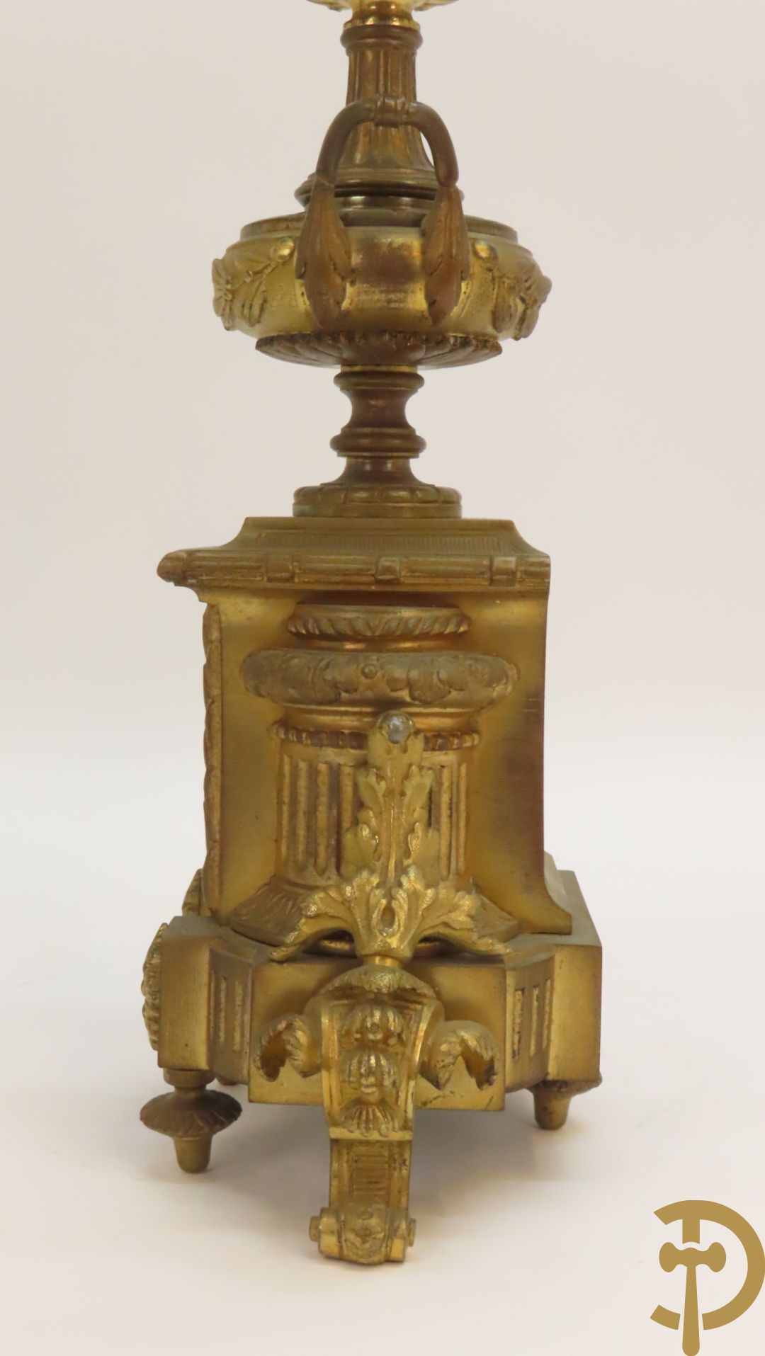 Paar bronzen kandelaars bovenaan bekroond met amfoor en pijlenkoker