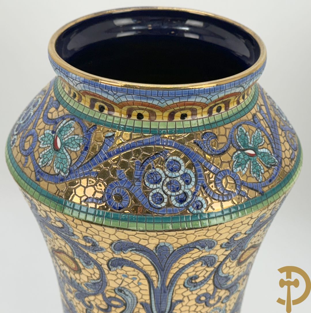 Twee Italiaanse vazen met verguld decor van personages en bloemenranken, Maioliche Deruta Italy 10005/45 en 10005/47