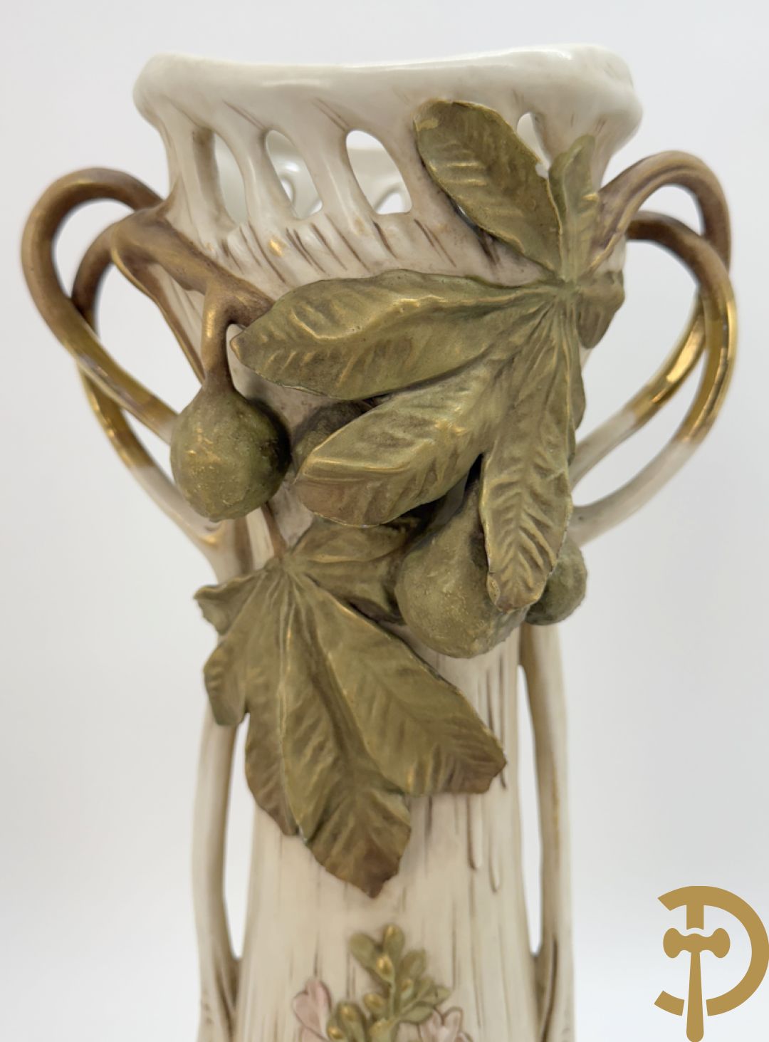 Paar Royal Dux vazen met bloemen bezet