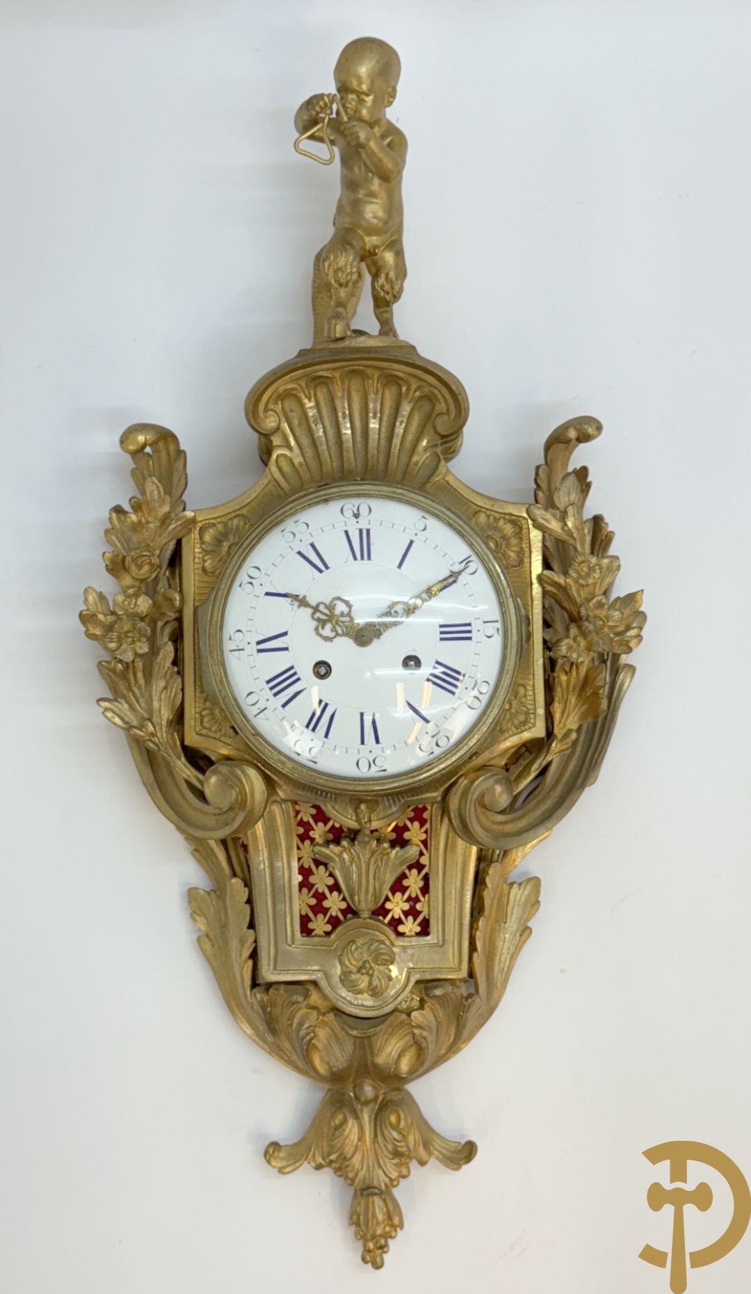 Bronzen muurkartel Louis XV stijl met bloemenmotieven en bovenaan bezet met faune met triangle, Molle Paris getekend binnenin op uurwerk