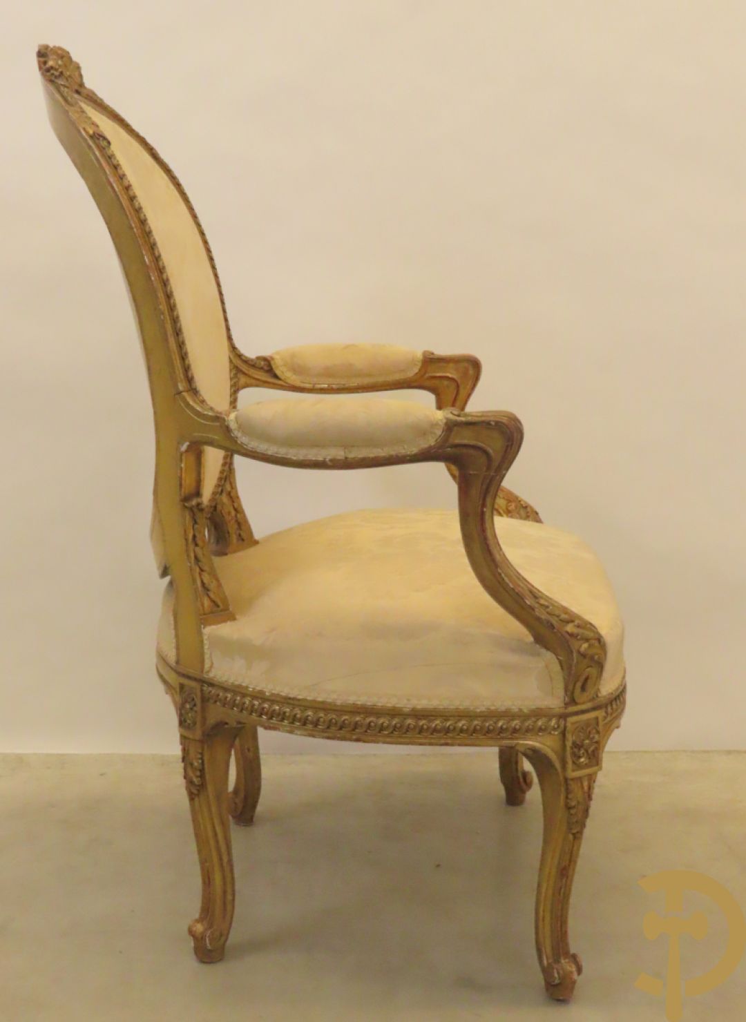 Vergulde armzetel met ovale medaillon bezet met bloemendecor, Louis XVI stijl, 19e