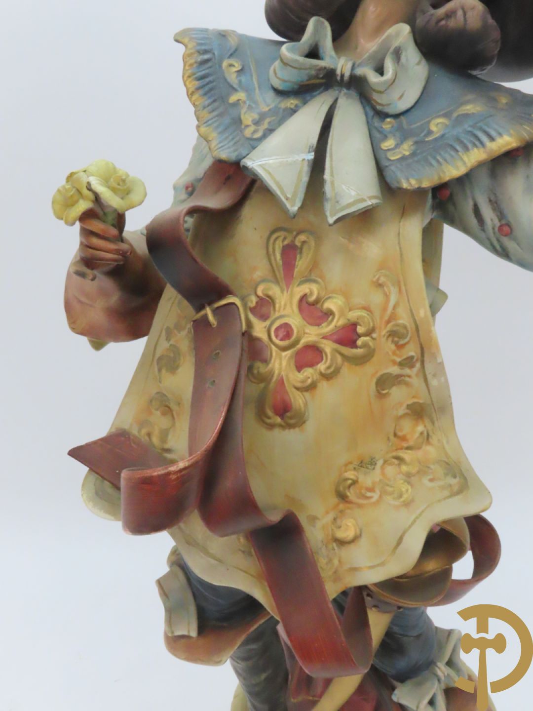 Twee Italiaanse beelden in meerkleurige faience, Cirano de Bergerac