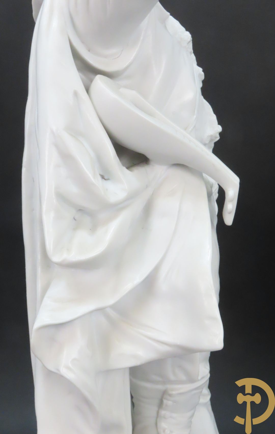 Paar grote witte biscuits van elegant koppel, onderaan gemerkt AM