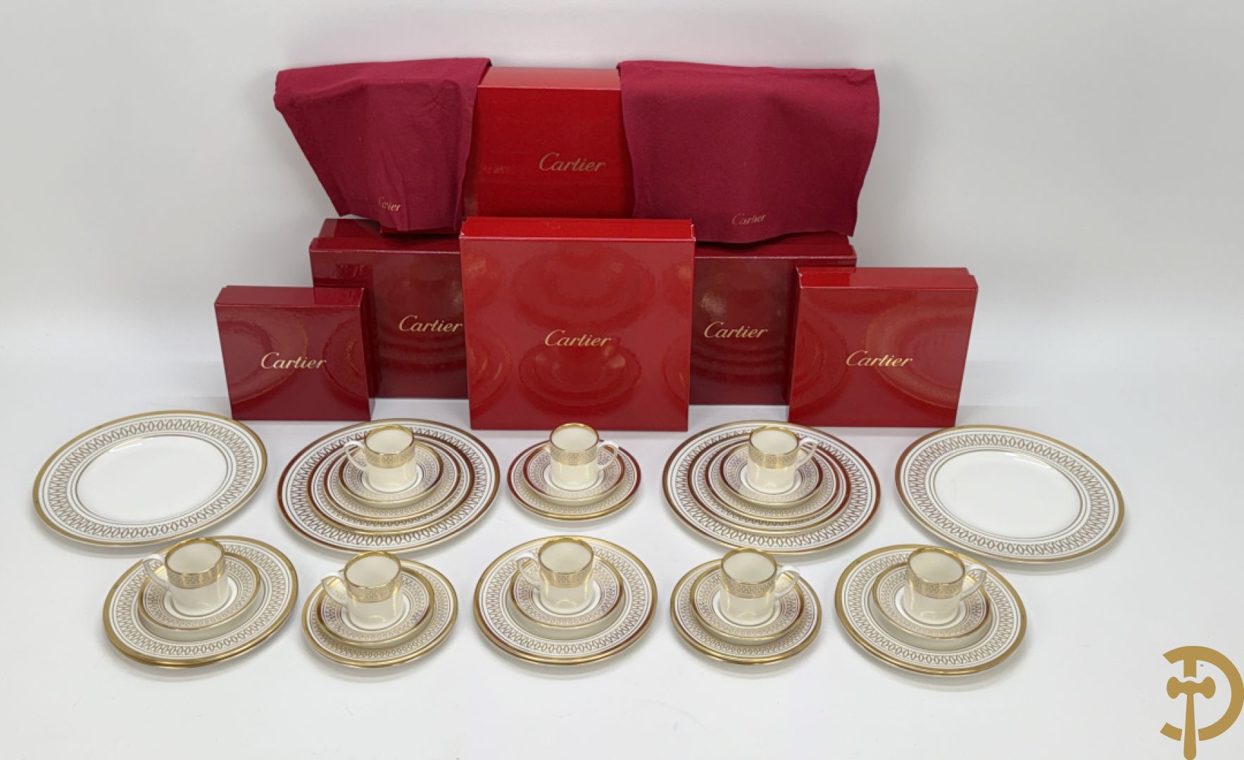 Porseleinen servies Cartier met vergulde rand bestaande uit 4 grote borden, 8 dessert bordjes, 8 koffie kopjes en schoteltjes en 8 kleine bordjes, La Maison Des Must