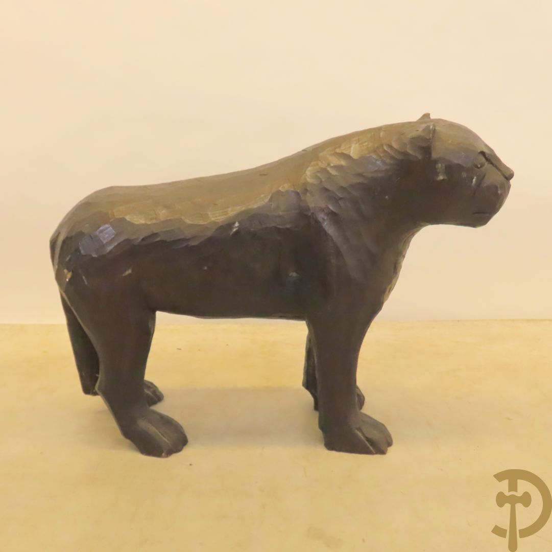 Kareem I.A. getekend onderaan : Houtgesculpteerde en gepatineerde panter