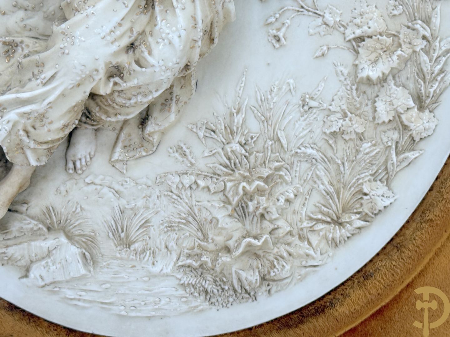 Paar ovale porseleinen plakkettes met elegante dame in bloemenveld