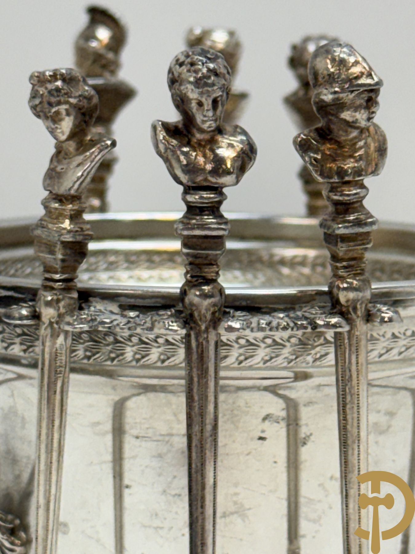 Massief zilveren suikerpot met 12 bijhorende massief zilveren lepeltjes bezet met koppen naar de antieken