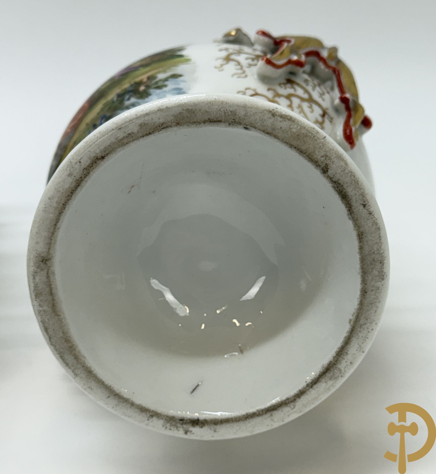 Paar Vieux Paris vazen met romantisch handbeschilderd tafereel