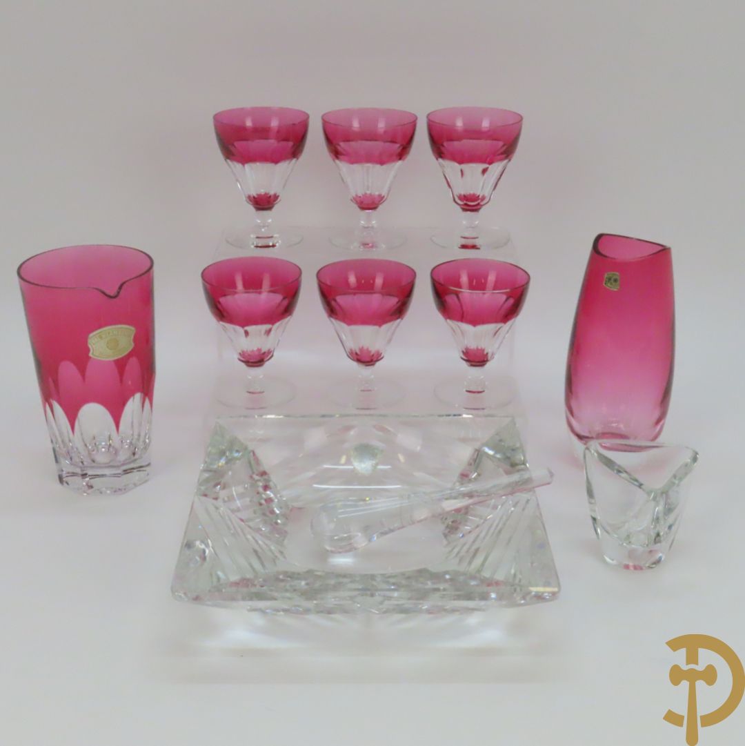 Zes gekleurde Val-Saint-Lambert glazen + 3 vaasjes + asbak