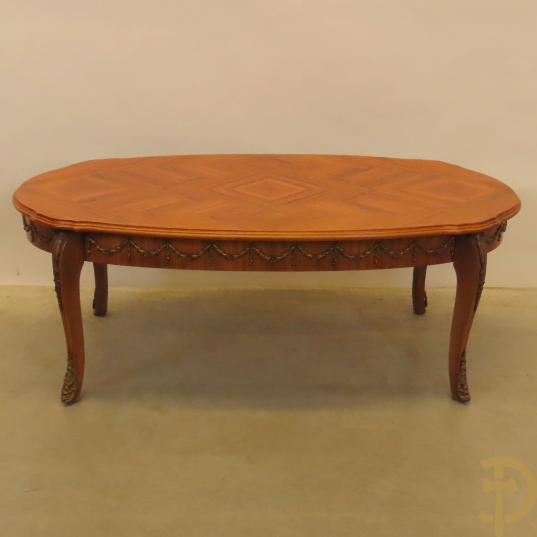 Notelaren ovale salontafel bezet met bronsbeslag