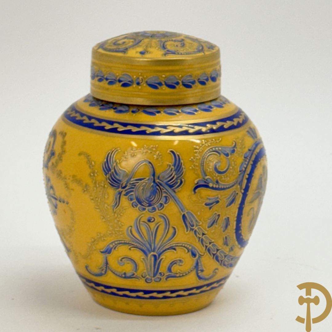 Porseleinen Empire dekselvaasje met blauw en verguld decor op gele fond, onderaan gemerkt M.Imp. le de Sèvres (Manufacture Imperial de Sèvres)