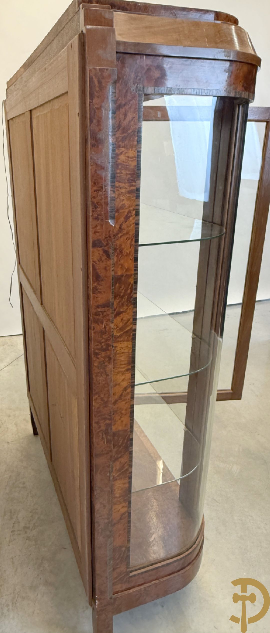 Wortelnotehouten vitrine met afgeronde zijkanten en inleg van palissander