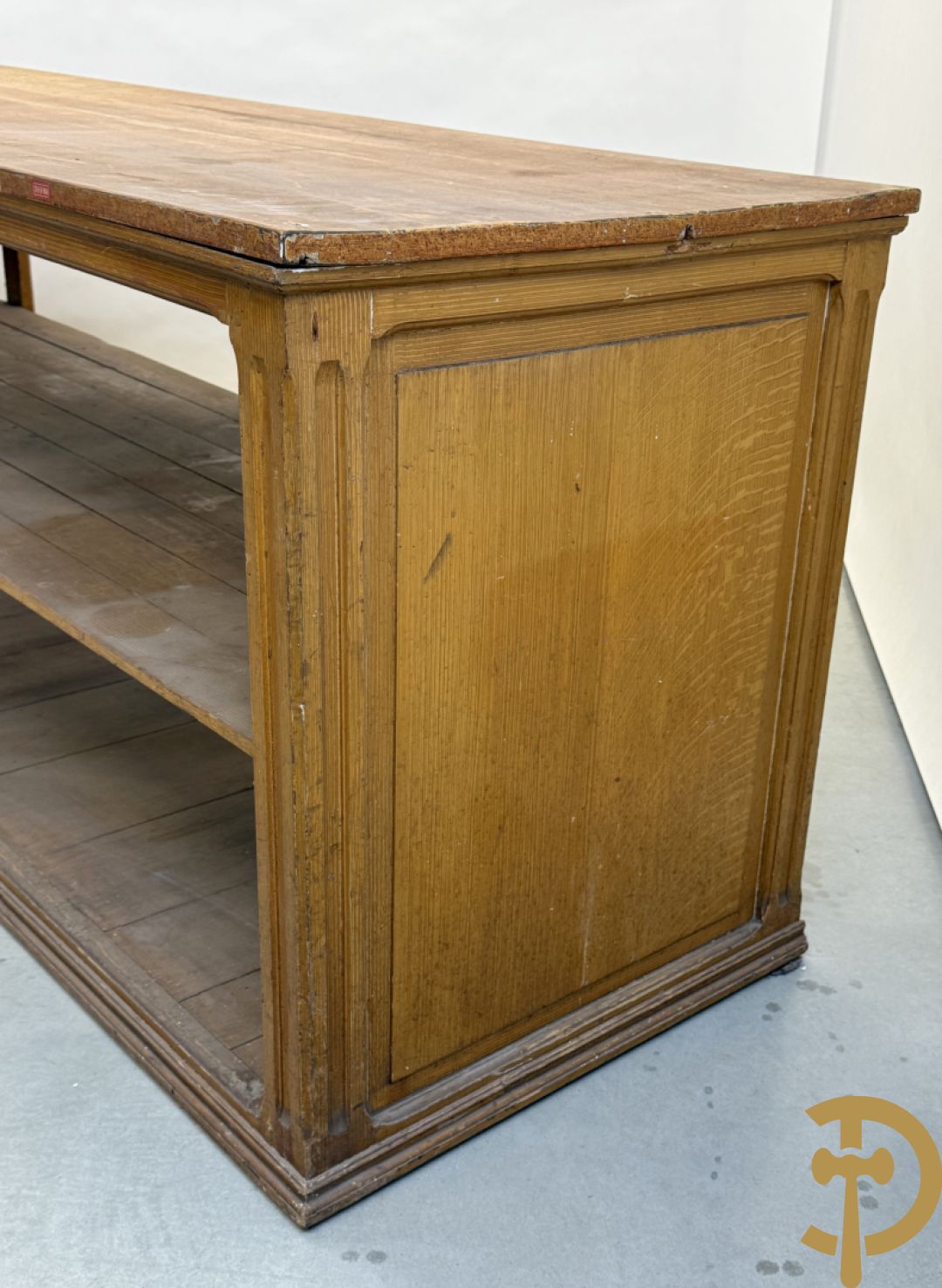 Pine winkeltoog met étagère in faux bois beschilderd