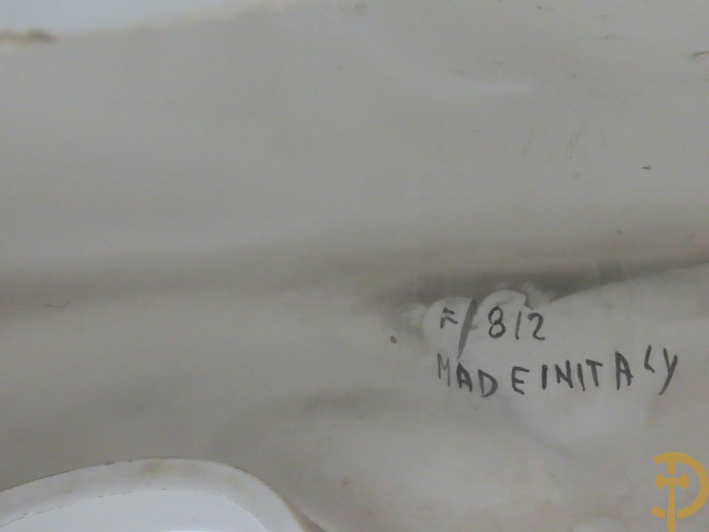 Beeld van strijdwagen met steigerende paarden 