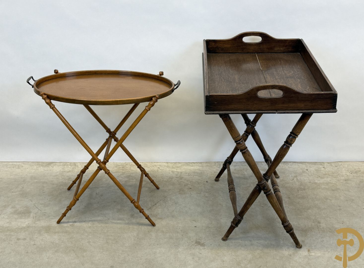 Engelse butlertray met rechthoekige plateau en Engelse butlertray met ovale plateau